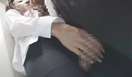 คนที่นั่งอยู่ในห้องน้ำท่อปัสสาวะตัวหมากบนกำแพง วิดีโอ โป๊ ฝรั่ง