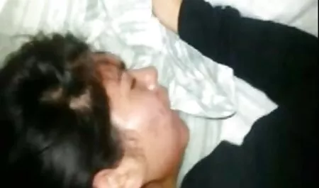 ผมบลอนด์ ดู วิดีโอ โป๊ blo blowjob อยู่ในรถของลูกชายของเธอ