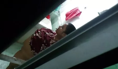 ผอมกะหร่องรอยู่ในเก้าอี้ วิดีโอ โป๋ masturbates