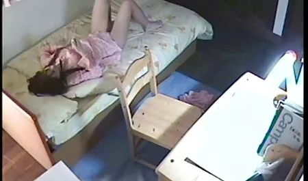 สองหน่วยเลียของแฟนบนม้านั่งในสวนสาธารณะ วีดีโอ โปั