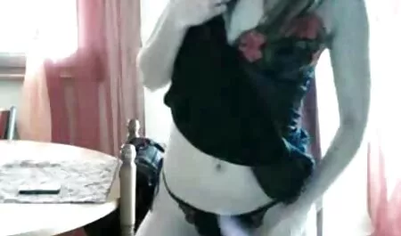 เปลือยผมสีน้ำตาลยืนอยู่บนห้องน้ำและดูเห หนัง xxx วิดีโอ