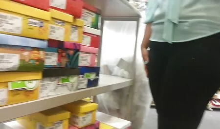 มีวางมงกุฎในหัวของเขานั่งลงบนท่อและอธิบาย วิดีโอ โด จิ น